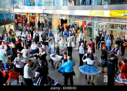 Les gens danser dans le hall de la gare la Ostbanhof, Berlin, Allemagne Banque D'Images