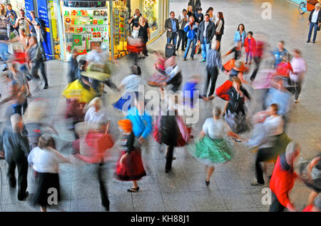 Les gens danser dans le hall de la gare la Ostbanhof, Berlin, Allemagne Banque D'Images