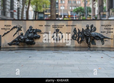 Sydney, Australie - 25 mars 2017 : la Royal Australian Regiment memorial est un mur marron beige court noir avec statue militaire plein air sur george str Banque D'Images