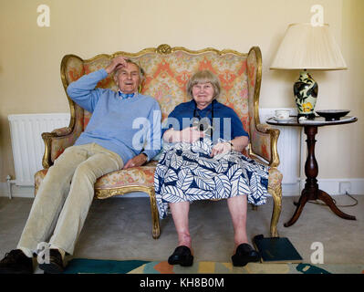 Photographe Jane Bown (13 mars 1925 - 21 décembre 2014) et dessinateur/ Illustrateur Haro Hodson, portrait sitting on sofa Banque D'Images