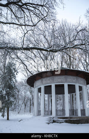 Beau paysage de neige de l'hiver dans le parc Banque D'Images