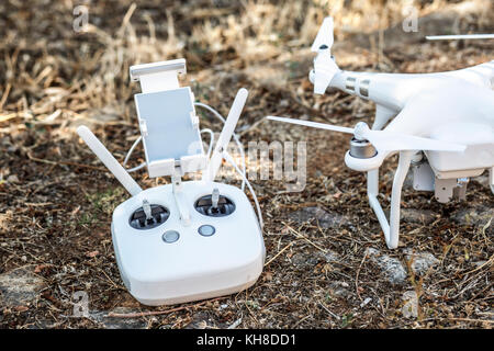 Drone au sol avec caméra vidéo et télécommande pour smartphone Banque D'Images