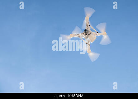 Un drone survolant avec une caméra vidéo contre un ciel bleu.Appareil utilisé pour la prise de vue Banque D'Images