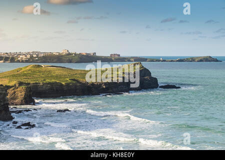 Tôt le matin lumière du soleil au-dessus de Trevelgue Head Porth Island sur la côte nord de Cornwall Newquay Cornwall Royaume-Uni. Banque D'Images