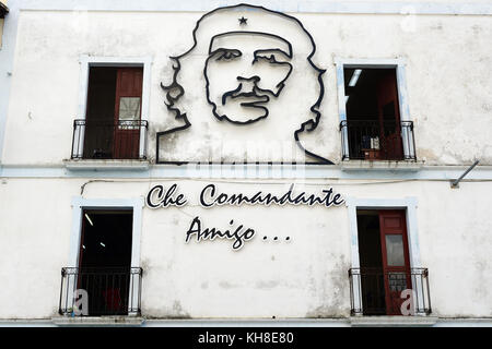 CAMAGUEY, CUBA - 15 NOVEMBRE 2016 : Wall mural d'Ernesto Che Guevara dans la ville de Camaguey, Cuba. Banque D'Images