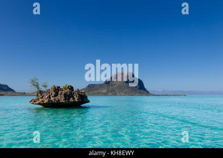 Rock crystal dans les eaux turquoise de l'océan indien avec la montagne Le Morne Brabant à l'arrière-plan au morne, ile Maurice, Afrique du Sud. Banque D'Images