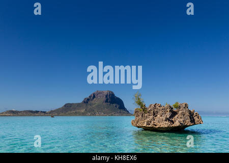 Rock crystal dans les eaux turquoise de l'océan indien avec la montagne Le Morne Brabant à l'arrière-plan au morne, ile Maurice, Afrique du Sud. Banque D'Images