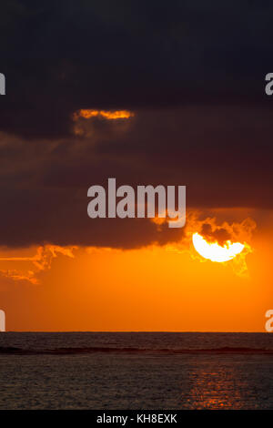 Coucher de soleil sur l'océan indien près de le morne sur la côte ouest de l'Ile Maurice, l'Afrique. Banque D'Images