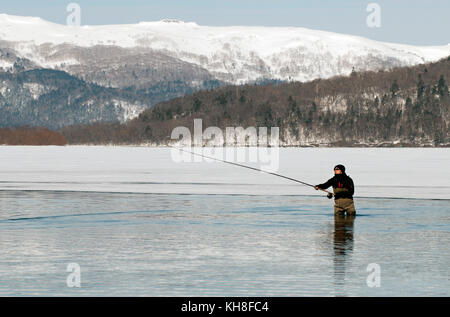 Le Japon, Hokkaido, pêcheur en hiver *** *** local caption,paysage,hiver,neige,froid,pêche lac gelé Banque D'Images