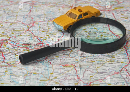 Loupe et voiture jouet sur une carte Banque D'Images