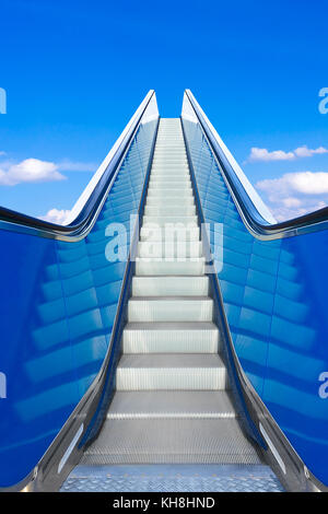 Escalator ou déménagement escaliers monter au ciel bleu. photo concept de réussite et de l'escalade l'échelle de travail. Banque D'Images