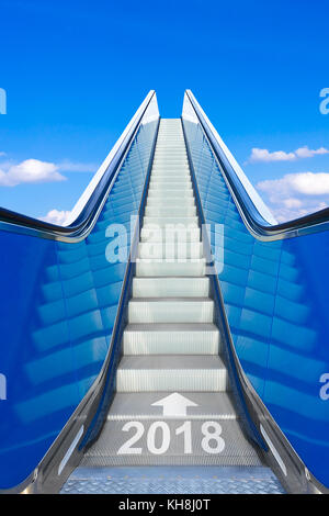 D'atteindre la nouvelle année 2018 sur un escalier ou un escalator. déménagement photo concept de succès et d'atteindre des objectifs. Banque D'Images