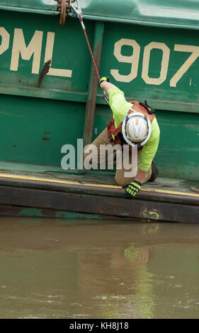 Consolidation des activités de grain et de barge à la gare de Riverside, à Cincinnati, en Ohio, le 10 mai 2017. Les camions livrent le soja pour inspection et achat, puis il est chargé sur des barges pour expédition à la Nouvelle-Orléans et à des clients étrangers. Photo USDA par lance Cheung. Banque D'Images