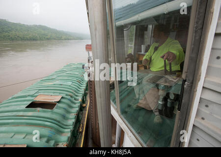 Consolidation des activités de grain et de barge à la gare de Riverside, à Cincinnati, en Ohio, le 10 mai 2017. Les camions livrent le soja pour inspection et achat, puis il est chargé sur des barges pour expédition à la Nouvelle-Orléans et à des clients étrangers. Photo USDA par lance Cheung. Banque D'Images