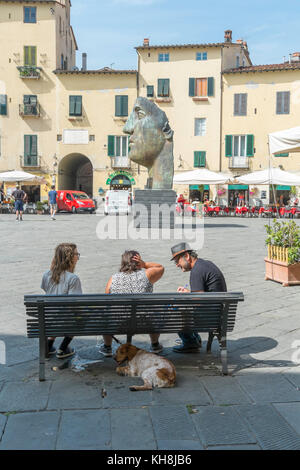Piazza del Anfiteatro à Lucca, Italie. Banque D'Images