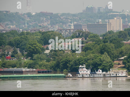 Consolidation des activités de grain et de barge à la gare de Riverside, à Cincinnati, en Ohio, le 10 mai 2017. Les camions livrent le soja pour inspection et achat, puis il est chargé sur des barges pour expédition à la Nouvelle-Orléans et à des clients étrangers. Photo USDA par lance Cheung. Banque D'Images