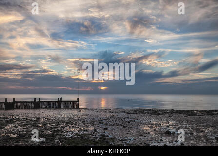 Marée basse et coucher du soleil à Heacham sur le Wash, Norfolk Banque D'Images