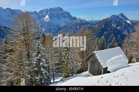 Une petite cabane en bois dans la neige sur les pentes du Monte lussari, Friuli Venezia Giulia, du nord-est de l'italie Banque D'Images