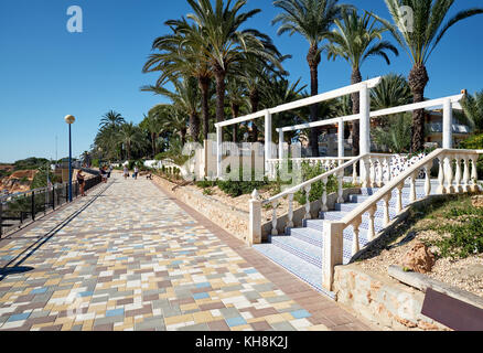 Punta Prima, Espagne - 21 octobre 2017 : Promenade de Punta Prima. Punta Prima est un lieu touristique populaire. Costa Blanca. Province d'Alicante. Souther Banque D'Images