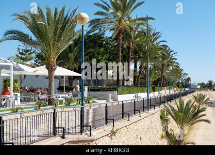 Punta Prima, Espagne - 21 octobre 2017 : Promenade de Punta Prima. Punta Prima est un lieu touristique populaire. Costa Blanca. Province d'Alicante. Souther Banque D'Images