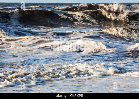 Vagues se briser contre le rivage. Banque D'Images