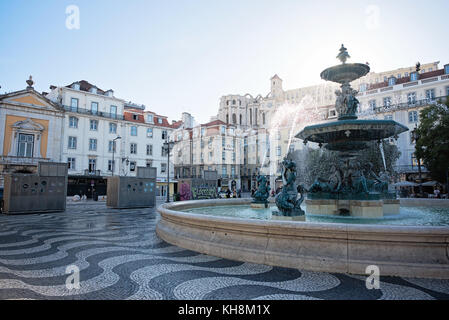 Vue de la fontaine à la place Rossio à Lisbonne dans la luminosité de l'après-midi Banque D'Images