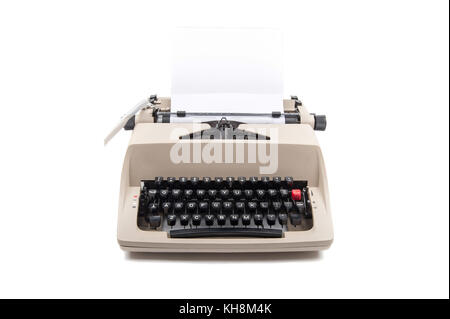 Machine à écrire avec une feuille de papier isolée sur blanc Banque D'Images