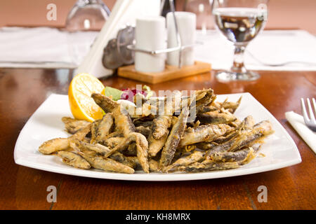 Anchois frits au citron Banque D'Images