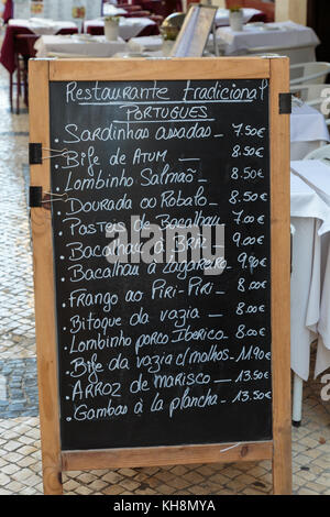 Menu traditionnel portugais sur tableau noir à l'extérieur restaurant de Lisbonne, Portugal Banque D'Images