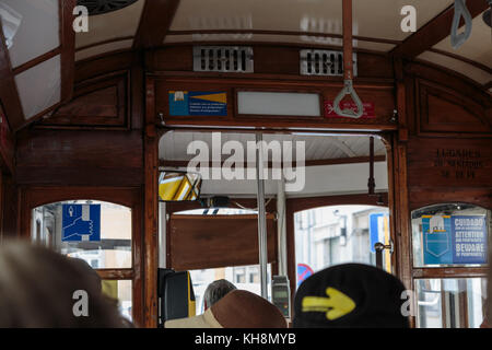 L'intérieur de vieux tram à Lisbonne, Portugal Banque D'Images