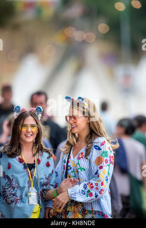 Des filles avec des tenues correspondant au festival de Glastonbury 2017 Banque D'Images