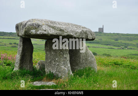 Lanyon Quoit un Dolmen néolithique. Les restes d'un chamberat sépulture Madron près de Penzance à Cornwall, au Royaume-Uni. Une maison de moteur d'exploitation minière typique est sur le skylin Banque D'Images