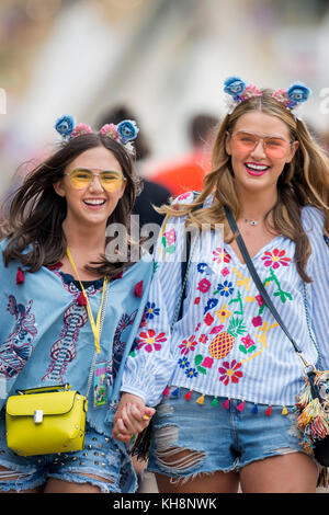 Des filles avec des tenues correspondant au festival de Glastonbury 2017 Banque D'Images