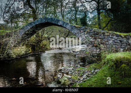 Fairy bridge près du village de Downham, Lancashire, Royaume-Uni. Banque D'Images