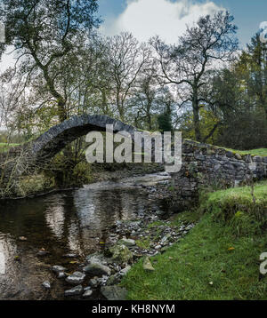 Fairy bridge près du village de Downham, Lancashire, Royaume-Uni. Banque D'Images