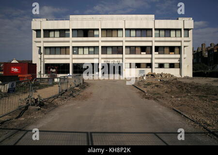 AJAXNETPHOTO. 2017. WORTHING, Angleterre. - MGM HOUSE - MARINE ET DE L'ASSURANCE MUTUELLE (MGM) SIÈGE SOCIAL À HEENE ROAD DÉMOLITION ATTEND POUR FAIRE PLACE À DE NOUVEAUX LOGEMENTS À LA RETRAITE. PHOTO:JONATHAN EASTLAND/AJAX REF:DP172904 14 Banque D'Images