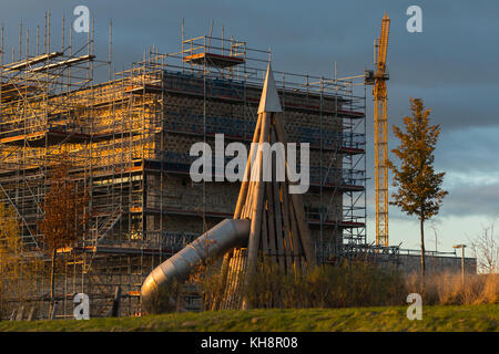 Nouveau centre-ville de Cambridge est en construction avec Eddington centre communautaire et aire de jeux pour enfants. Cambridgeshire, Angleterre, RU Banque D'Images