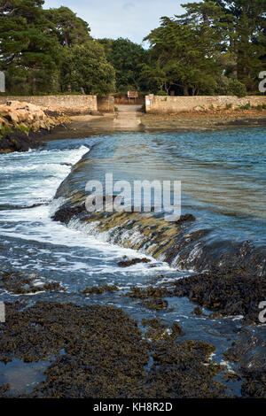 La chaussée marémotrice de l'île de Berder dans le golfe du Morbihan Briitany France. Banque D'Images