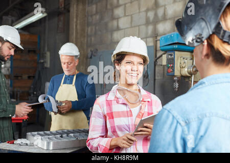 Jeune femme en tant que stagiaire ou apprenti dans la construction en métal Banque D'Images