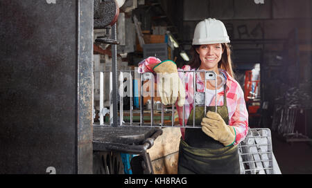 En tant que jeune femme en métallurgie métallurgie factory Banque D'Images