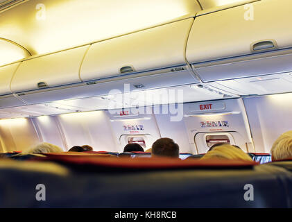 Siège passager, de l'intérieur de l'avion avec les passagers assis sur les sièges. Banque D'Images