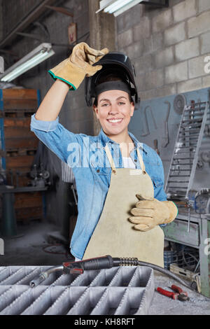 Jeune femme en locksmithery leçon d'apprentissage Banque D'Images