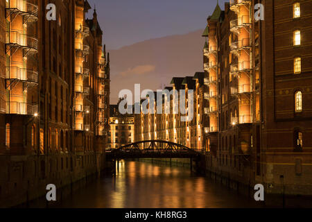 Dans wandrahmsfleet lumineux, quartier des entrepôts de speicherstadt dans le quartier hafencity, port de Hambourg, Allemagne Banque D'Images