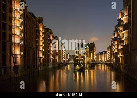 Wasserschloss / Château d'eau à Holländischbrookfleet dans le quartier des entrepôts de Hafencity, port de Hambourg, Allemagne Banque D'Images