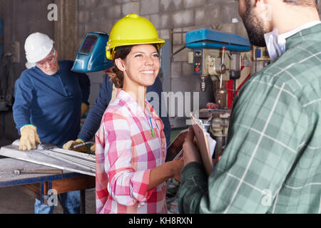 La femme comme apprenti artisan artisan avec comme instructeur Banque D'Images