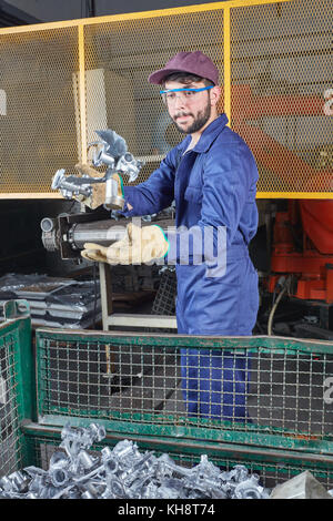 Travailleurs froundry durant la fabrication et production de pièces en acier Banque D'Images