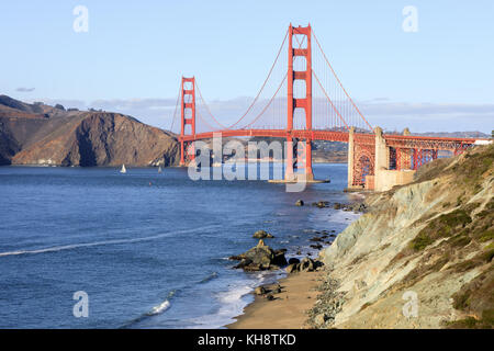 Golden Gate Bridge et de Baker beach sur une journée ensoleillée d'automne. Banque D'Images