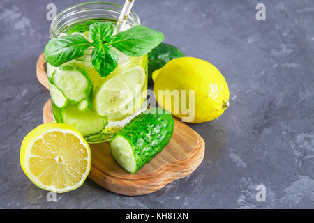 Sassy pour régimes de l'eau. concombre, citron, limonade à la menthe dans les verres sur fond gris Banque D'Images