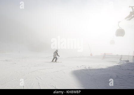 Jasna, Slovaquie - 23 janvier : les skieurs et rotonde sur station de téléphérique à Jasna chopok Basses Tatras. c'est la plus grande station de ski de Slovaquie avec 49 Banque D'Images
