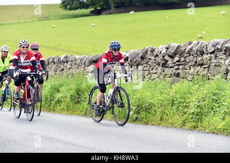 Les cyclistes à cheval sur un chemin de campagne dans le Yorkshire Dales, UK Banque D'Images